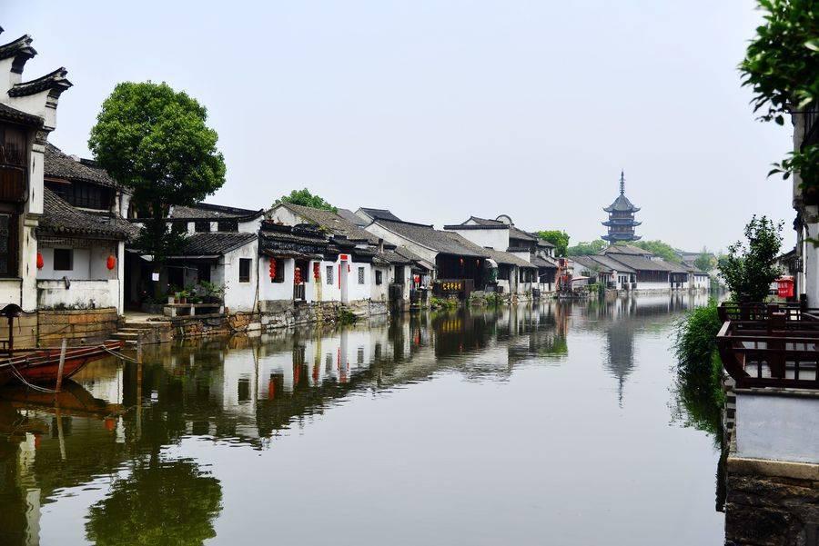 电缆垂落路中央 连夜修复除隐患